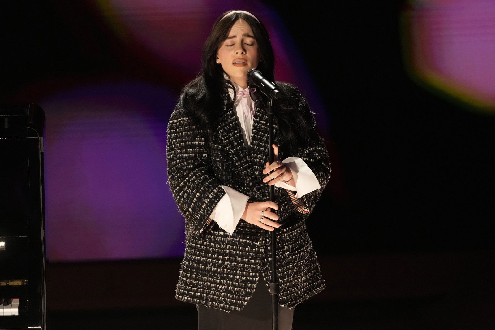 Billie Eilish megmutatta óriási kebleit amit kisebbre műttetne, teljesen a kamerába tolta az XXL méretet