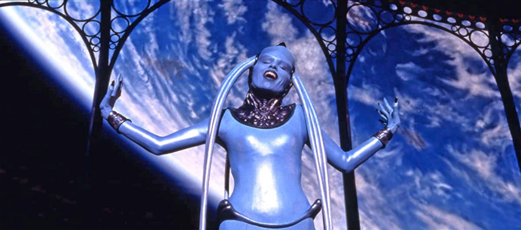 Mujer Maravilla con el increíble cuerpo de la Diva Azul del Quinto Elemento, así luce en la vida real