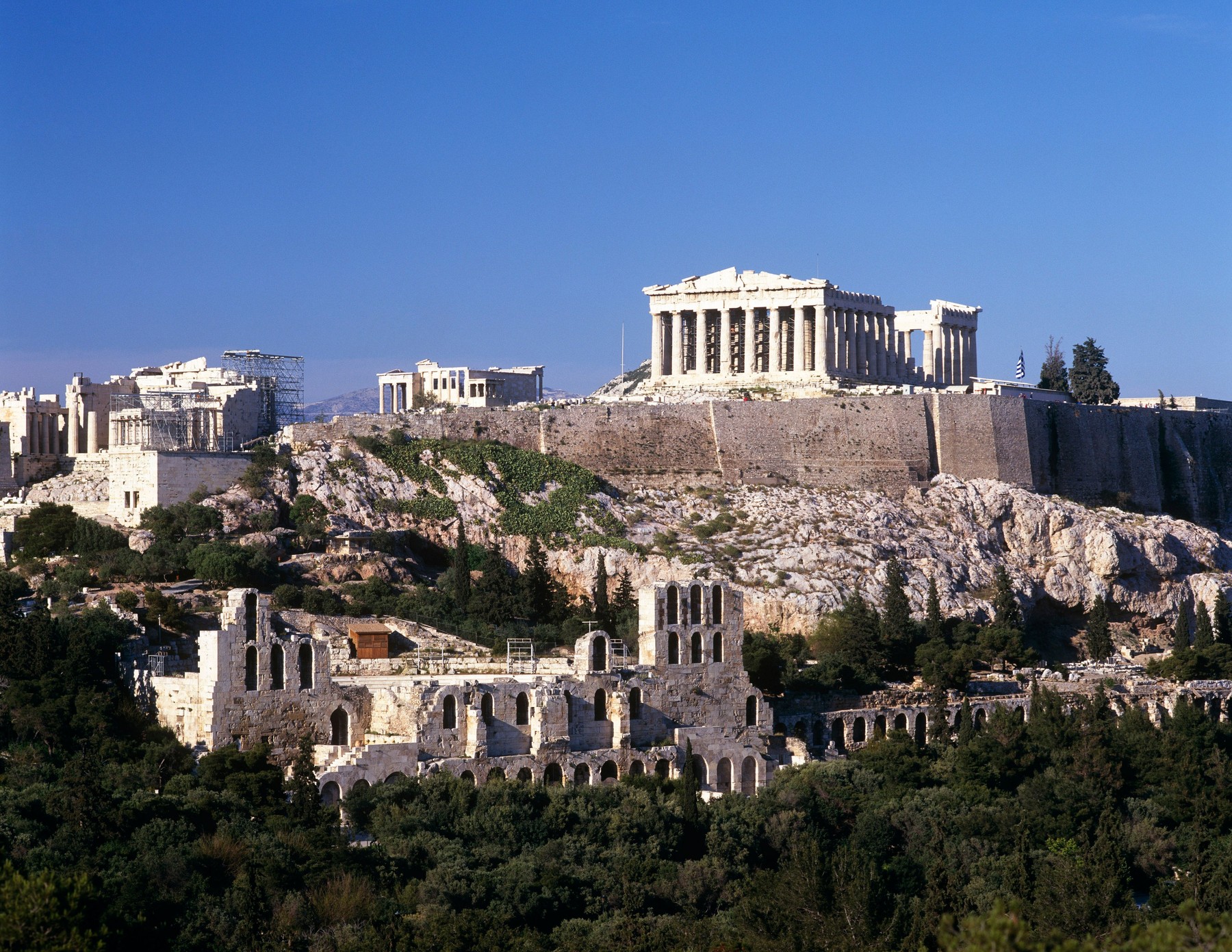 Ξαναγράφοντας την ιστορία, γιγάντιο αρχαίο πράγμα που βρέθηκε κάτω από τον Παρθενώνα στην Αθήνα, το επισκέπτονται εκατομμύρια παραθεριστές κάθε χρόνο