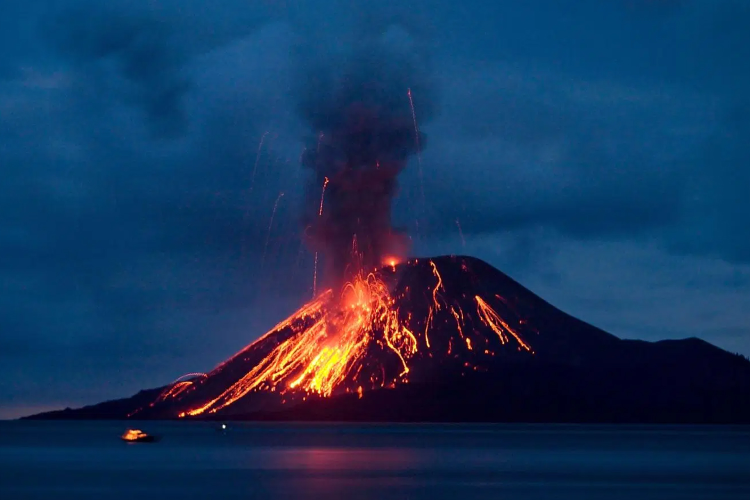 Hatalmas erővel tört ki újra Indonézia egyik legveszélyesebb vulkánja – videó